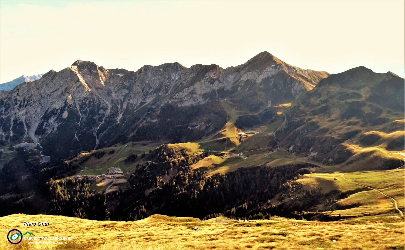 90 Vista sulla conca di S. Simone-Baita del Camoscio.JPG - 